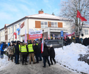Protest przed szkołą  w Kielnie