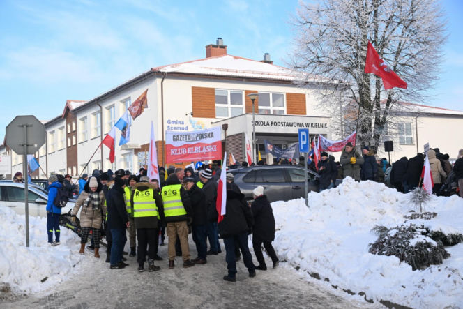 Protest przed szkołą  w Kielnie
