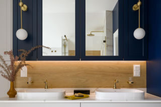 Mała łazienka to nie wyrok. Na 2,7 m² para zmieściła wannę, dzięki genialnemu trikowi