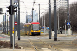Chciał grać w tchórza z tramwajami? Dziwne zachowanie kierowcy na Ochocie