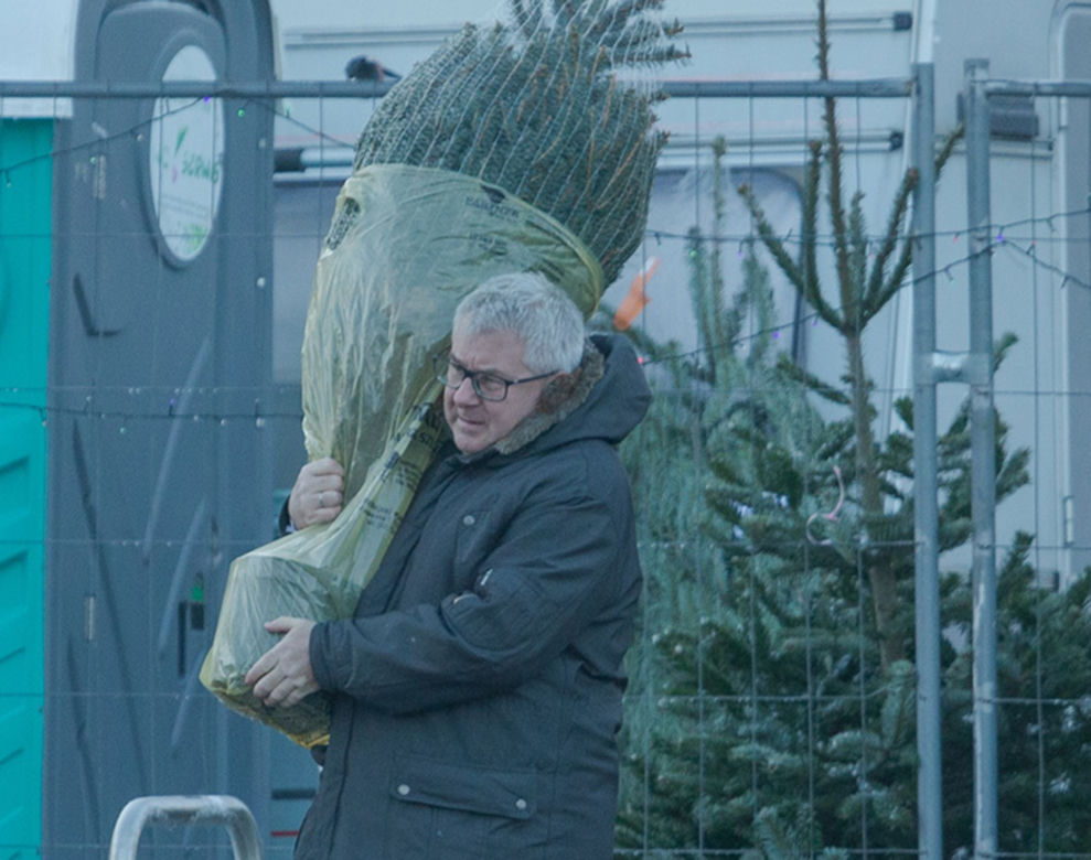 Europoseł PiS Ryszard Czarnecki kupił choinkę w Warszawie
