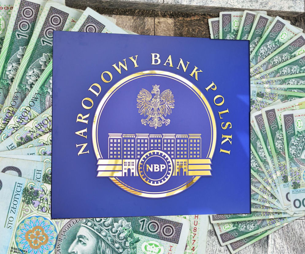 Niebieska okładka z logiem Narodowego Banku Polskiego i złotym orłem, otoczona banknotami stuzłotowymi. Symbolizuje ona raport NBP o inflacji i ryzykach z nią związanych, o czym można przeczytać na Super Biznes.
