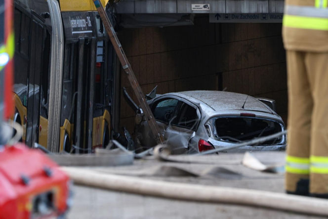 Autobus miejski wjechał w przejście podziemne przy Dworcu Zachodnim