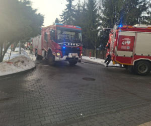 Szkoła ewakuowana z powodu telefonu uczennicy. Strażacy ostrzegają o niebezpieczeństwie