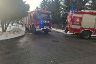 Szkoła ewakuowana z powodu telefonu uczennicy. Strażacy ostrzegają o niebezpieczeństwie