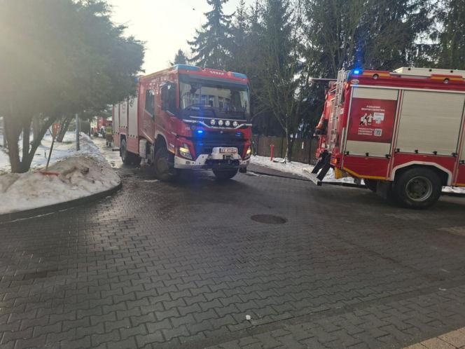 Szkoła ewakuowana z powodu telefonu uczennicy. Strażacy ostrzegają o niebezpieczeństwie