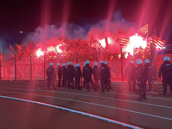 Cztery osoby zatrzymane po awanturze na trybunach. Pseudokibice zepsuli świeto piłki