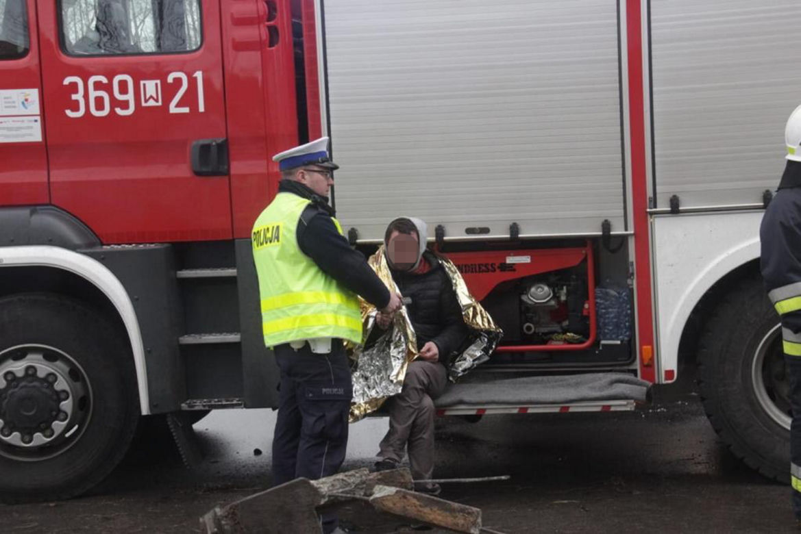 Wypadek w Wawrze. Roztrzaskali się osobówką. To cud, że nic im się nie stało!