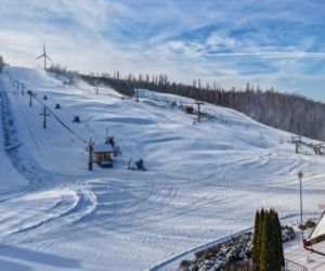 W Łódzkiem jak w Białce Tatrzańskiej. Góra Kamieńsk szykuje się na otwarcie sezonu