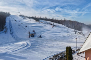 W Łódzkiem jak w Białce Tatrzańskiej. Góra Kamieńsk szykuje się na otwarcie sezonu