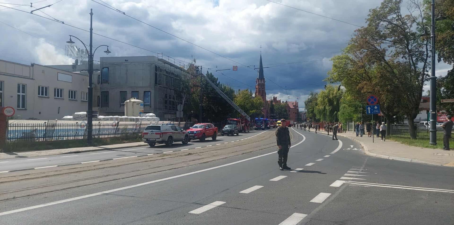 Kłęby czarnego dymu nad Toruniem. Pożar w centrum miasta