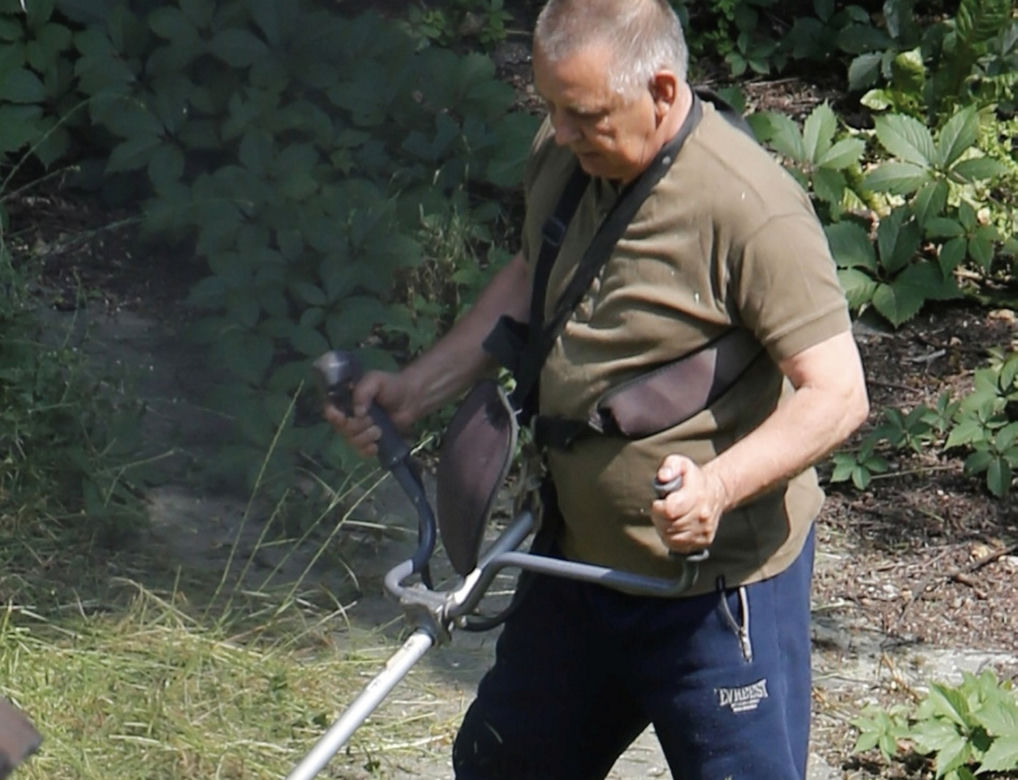 Marian Banaś podczas wiosennego koszenia trawy