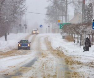 Ostróda w centrum śnieżycy. Burmistrz nocą ratował ludzi. Kierowcy nocowali w urzędzie