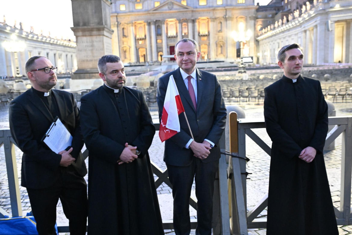 Zło dobrem zwyciężaj. Setki osób czuwały w Watykanie w rocznicę wyboru Jana Pawła II