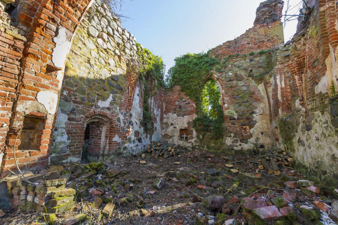 Magiczne miejsce w malutkiej wsi na Warmii i Mazurach. Stoją tam ruiny sprzed 700 lat