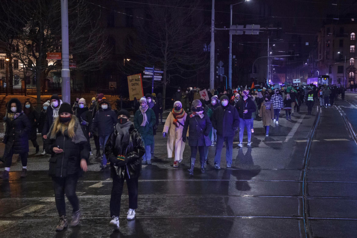 Strajk Kobiet we Wrocławiu. Przemarsz ulicami miasta i przepychanki z policją [ZDJĘCIA] 