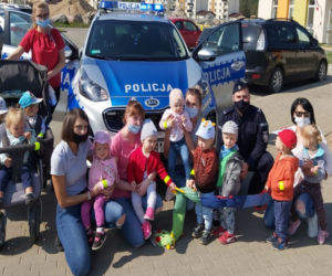 Policjant kupił dzieciom odblaski