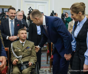 Marta Nawrocka w bufiastych rękawach