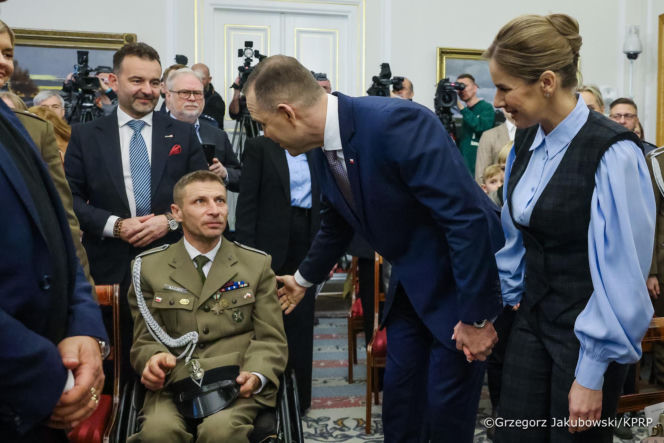 Marta Nawrocka w bufiastych rękawach