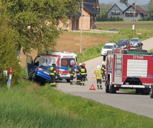 Nissan wylądował w rowie po zderzeniu z volkswagenem. Kolizja w Lubczy