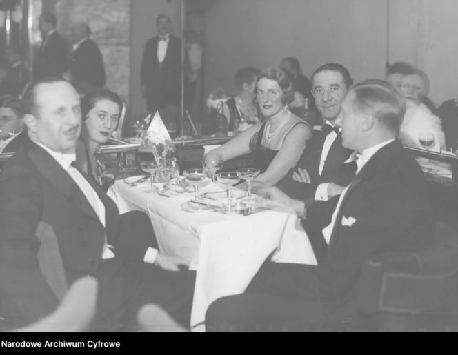 Sylwester w Warszawie sprzed lat. Tak stolica witała dawniej Nowy Rok