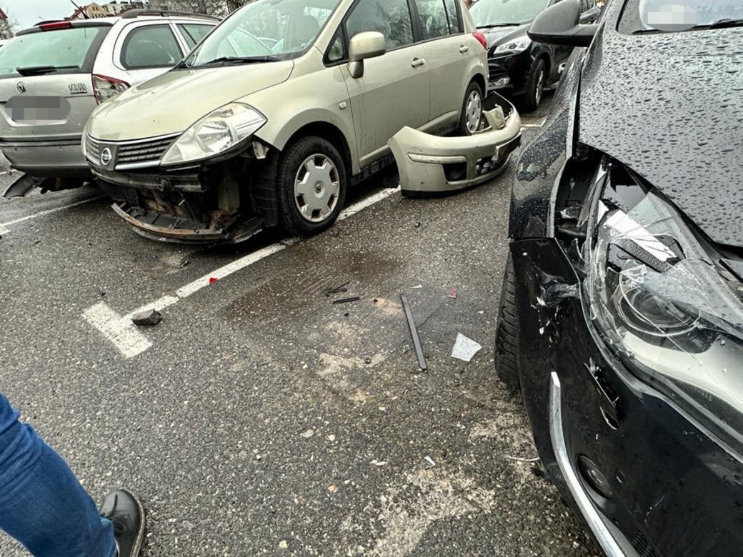 Drogowa demolka na Mokotowie. Rozbiła 8 samochodów, w aucie walały się butelki