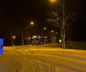 Polska sparaliżowana przez śnieg! Zamknięte drogi wojewódzkie, utrudnienia na S7 i kolei