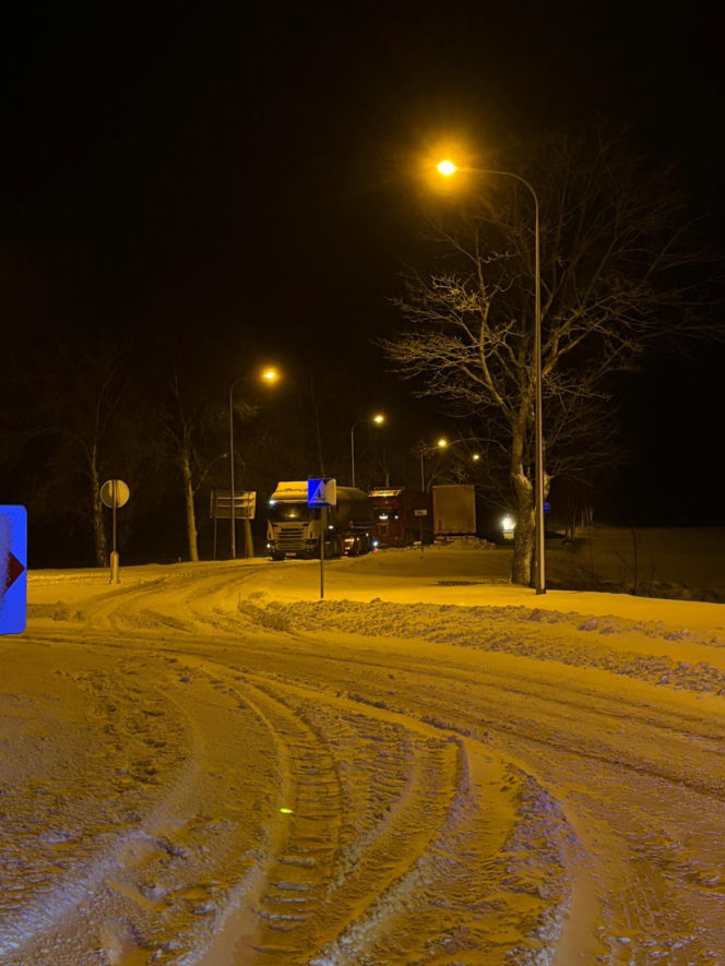 Polska sparaliżowana przez śnieg! Zamknięte drogi wojewódzkie, utrudnienia na S7 i kolei
