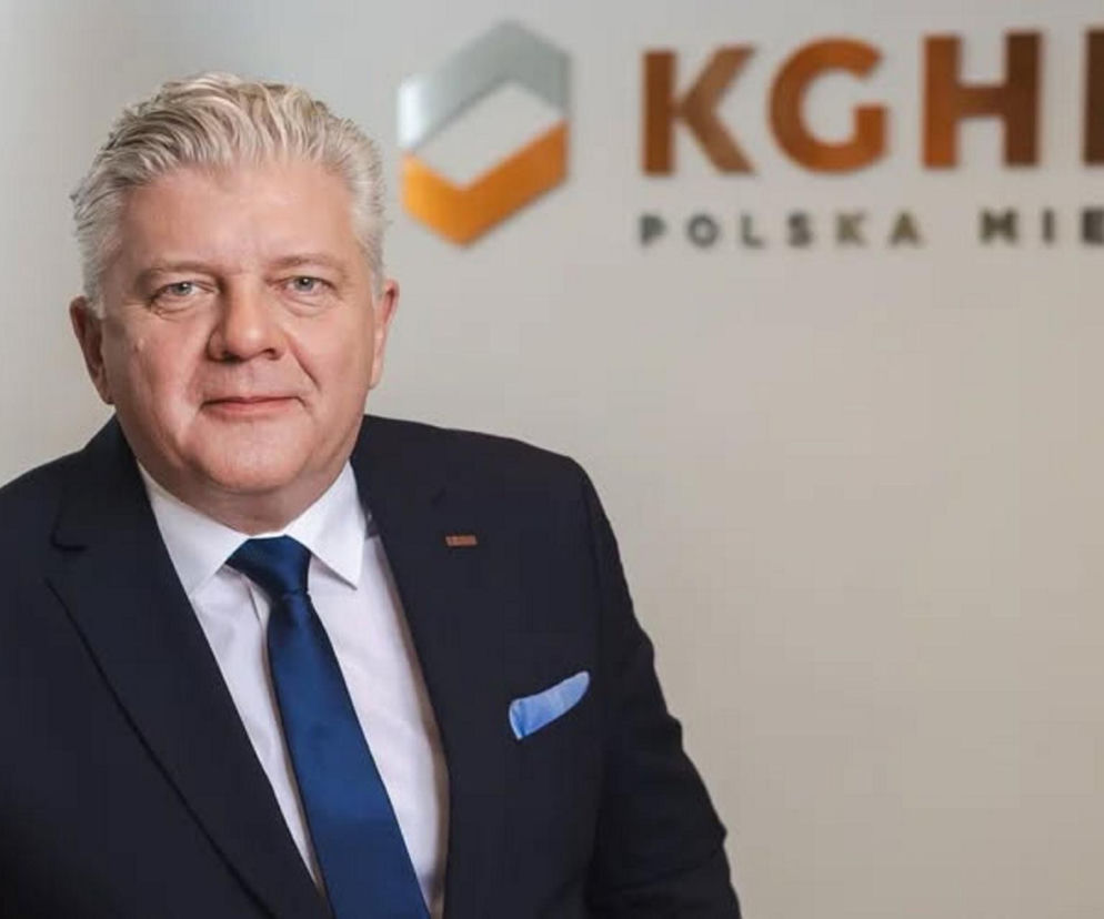 Prezes KGHM Remigiusz Paszkiewicz na tle logotypu spółki. O wielkich planach inwestycyjnych firmy przeczytasz na Eska.