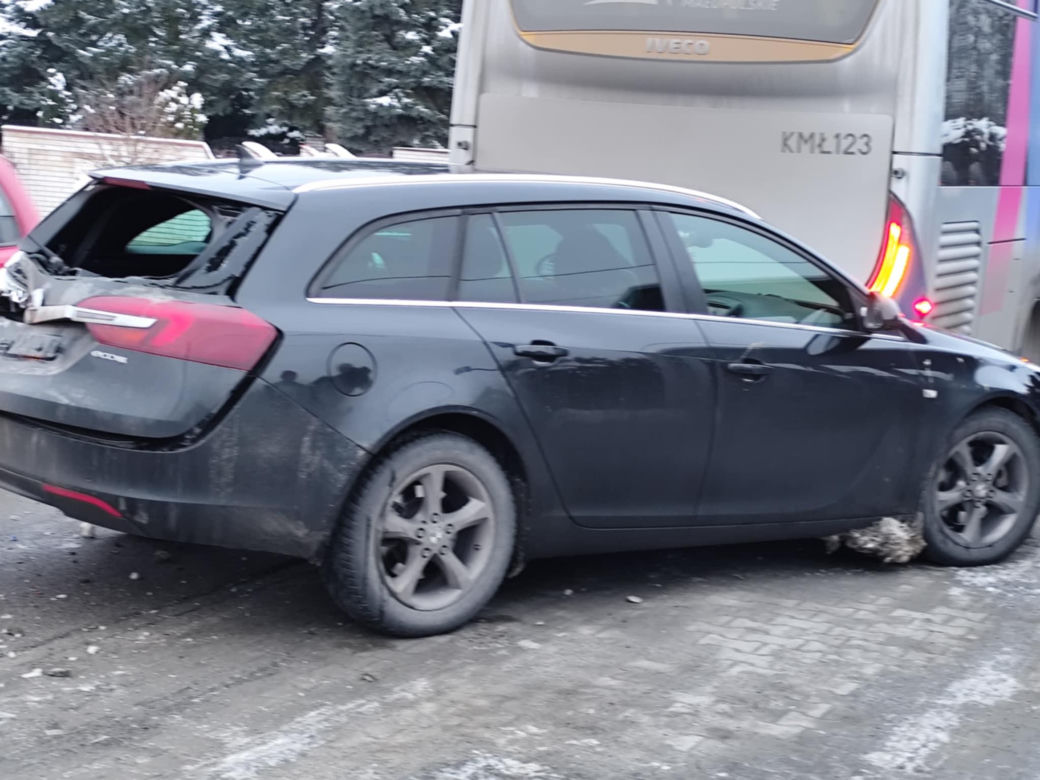 Zderzenie autobusu z dwoma autami w Skrzyszowie [ZDJĘCIA]