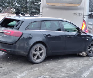 Zderzenie autobusu z dwoma autami w Skrzyszowie [ZDJĘCIA]