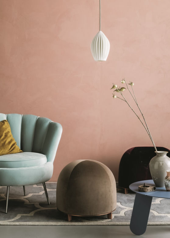 Aksamit, welur, welwet, plusz: fotel i puf w stylu vintage