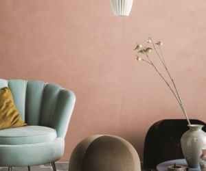 Aksamit, welur, welwet, plusz: fotel i puf w stylu vintage