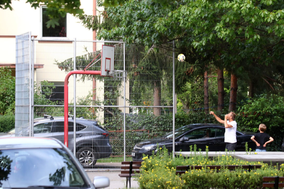 Donald Tusk. Z wnukiem harata w gałę.