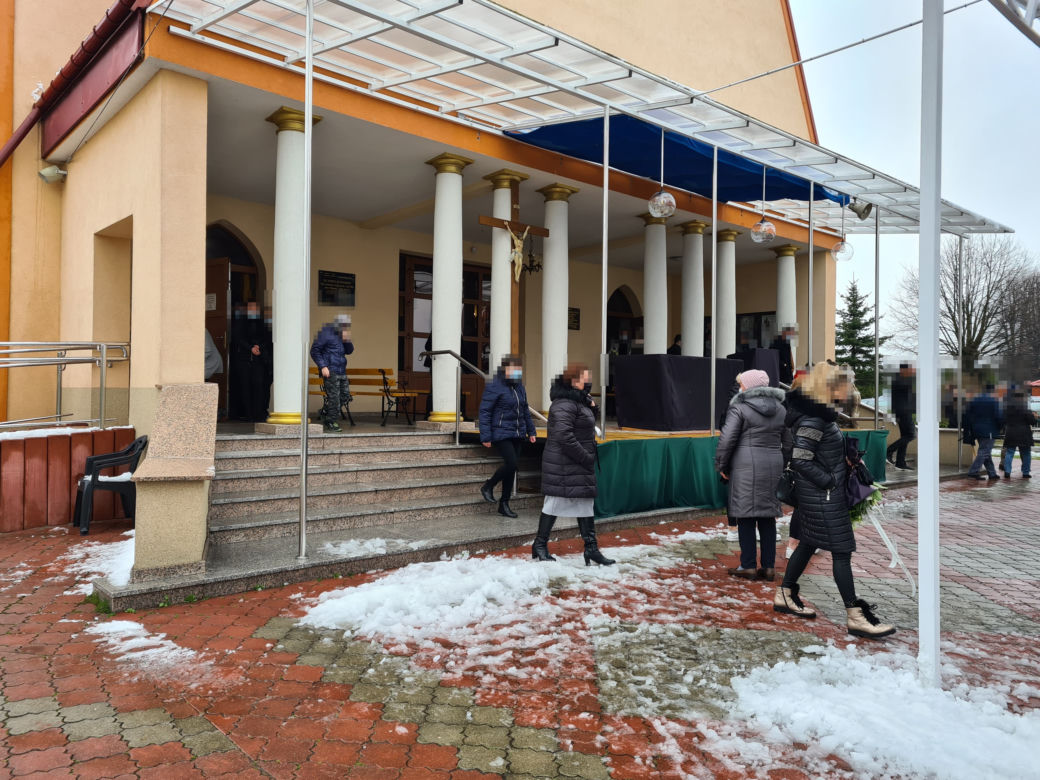  Dąbrówki: pogrzeb 17-letniej Pauliny. Rodzice pożegnali córkę, tuląc trumnę [ZDJĘCIA]