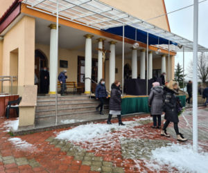  Dąbrówki: pogrzeb 17-letniej Pauliny. Rodzice pożegnali córkę, tuląc trumnę [ZDJĘCIA]