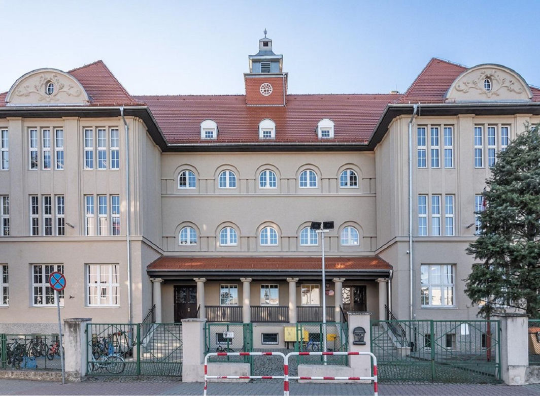 Fasada Roku 2025. Szkoła Podstawowa nr 2 w Śremie