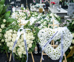 2-letnia Natalka zginęła na oczach taty. Aniołek jest już w niebie. Trumienka utonęła w białych kwiatach