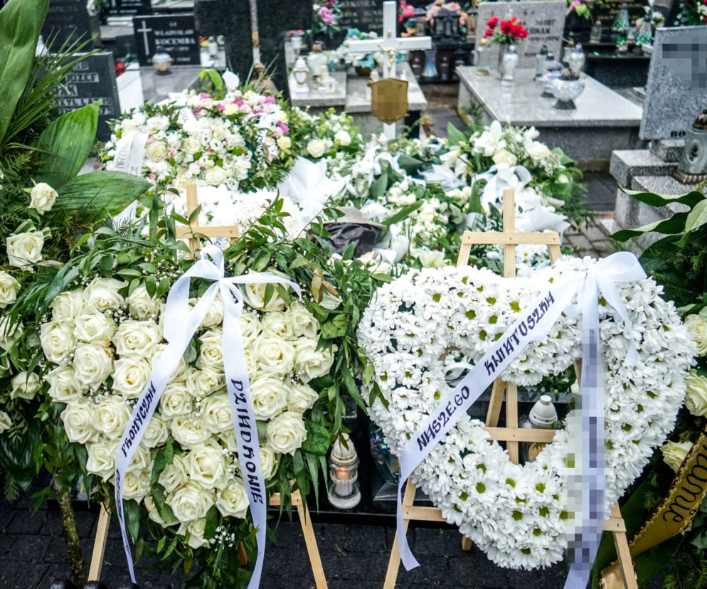 2-letnia Natalka zginęła na oczach taty. Aniołek jest już w niebie. Trumienka utonęła w białych kwiatach