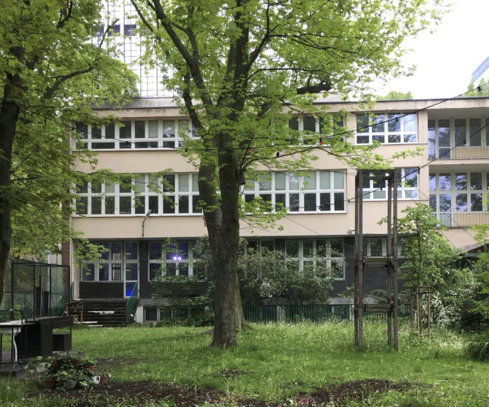 Budynek dawnej szkoły otoczony zielenią. O projekcie Najdroższa działka świata przeczytasz w serwisie Architektura.