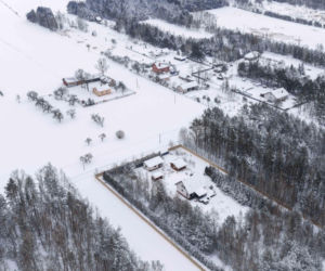 Dom Ziobry zasypany śniegiem czeka na gospodarza