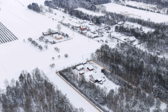 Dom Ziobry zasypany śniegiem czeka na gospodarza