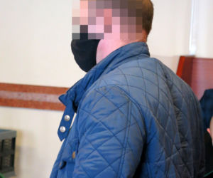 Policjant drogówki postrzelił uciekiniera w pośladek. Stanął przed sądem