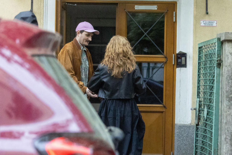 Dawid Podsiadło z nową dziewczyna całują się pod jego mieszkaniem