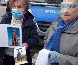 Powstańcy warszawscy na strajku kobiet 