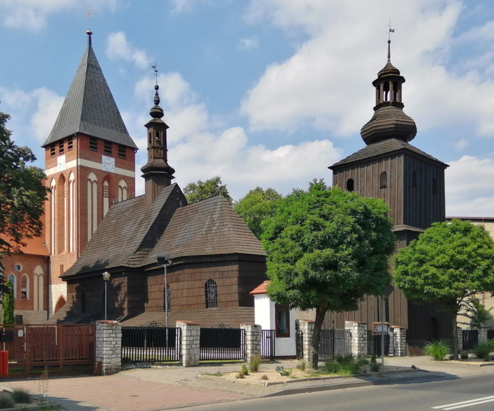 Drewniany kościół św. Jerzego w Miasteczku Śląskim obok murowanej świątyni. O zabytkach regionu czytaj w Eska Śląskie.