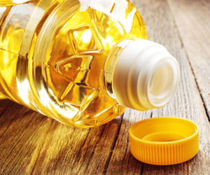 Co zrobić z olejem po smażeniu? Zlew to najgorsze miejsce, gdzie możesz go wylać!