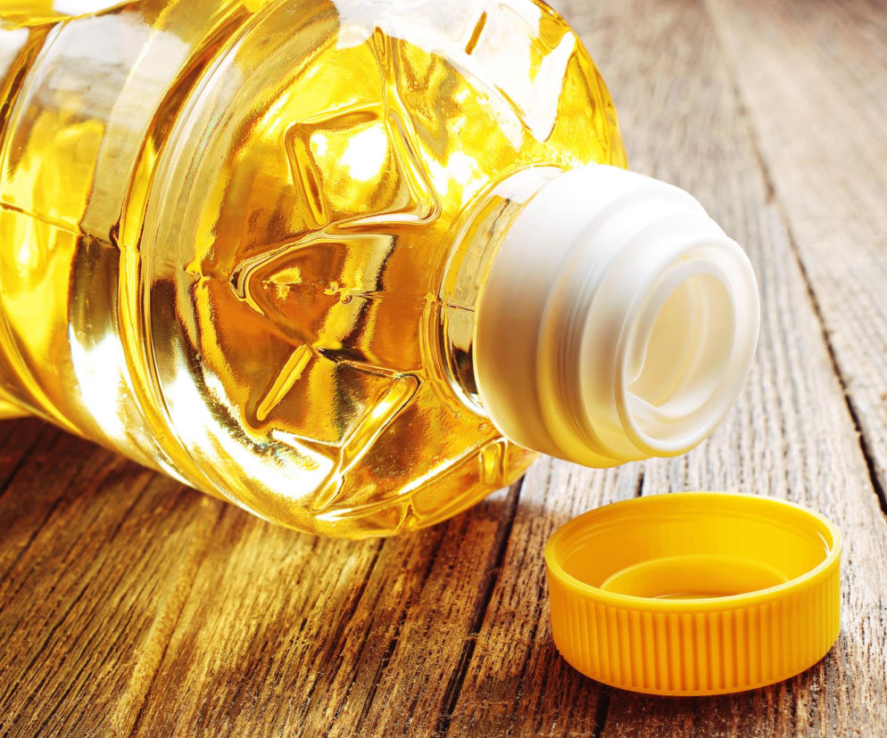 Co zrobić z olejem po smażeniu? Zlew to najgorsze miejsce, gdzie możesz go wylać!