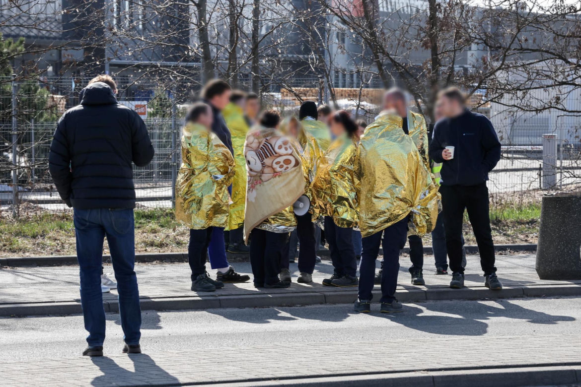 Strzały w łódzkiej fabryce, 400 osób ewakuowanych. Trwa obława