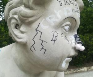 Nastolatka zniszczyła rzeźbę młotkiem